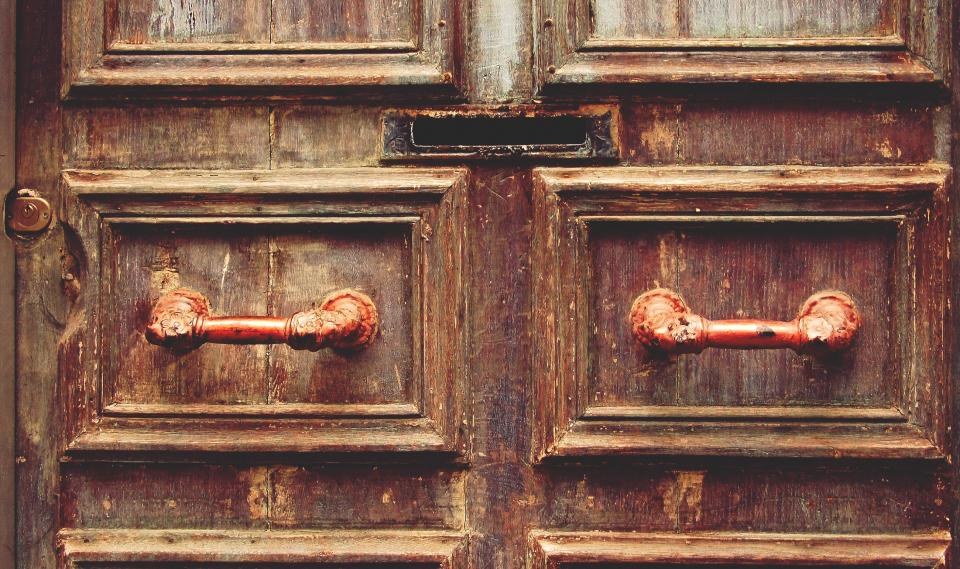 Alte Holztür mit Beschlägen und Briefeinwurf